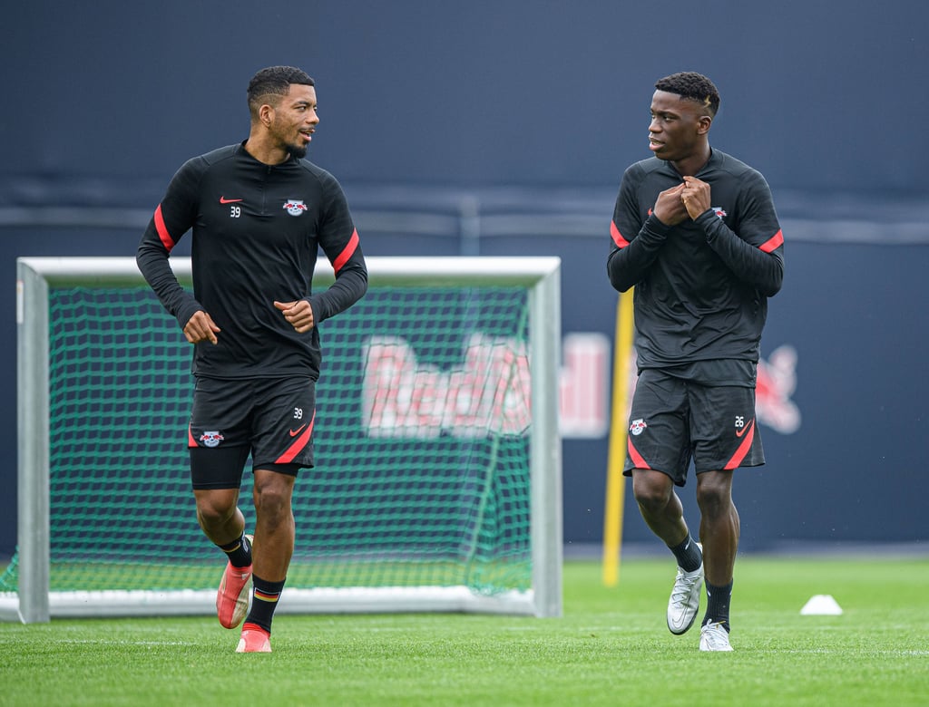 Benjamin Henrichs (l.) und Ilaix Moriba sind bei RB Leipzig bislang nur bedingt glücklich.