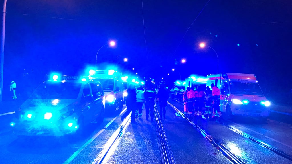 Jede Menge Blaulicht der fröhlichen Art zelebrieren Magdeburger Retter zum Jahreswechsel auf dem Strombrückenzug.