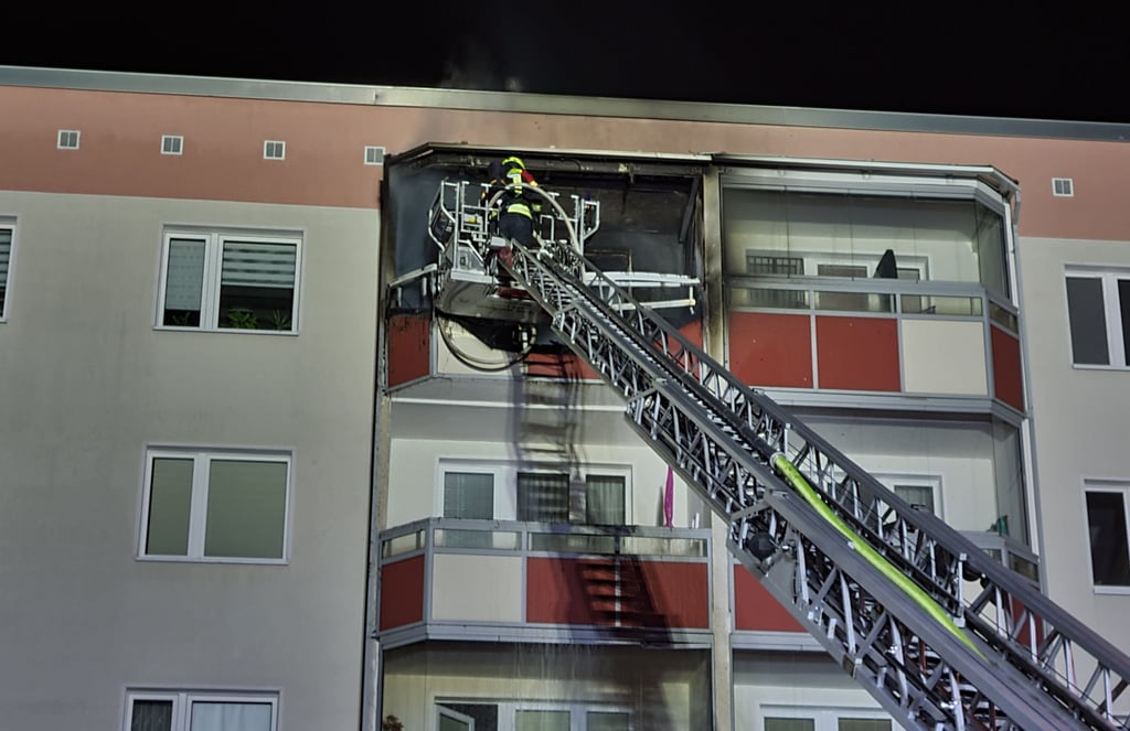 Ein Balkonbrand in der Silvesternacht hat in der Kopernikusstraße in Wernigerode einen Schaden von rund 100.000 Euro verursacht.