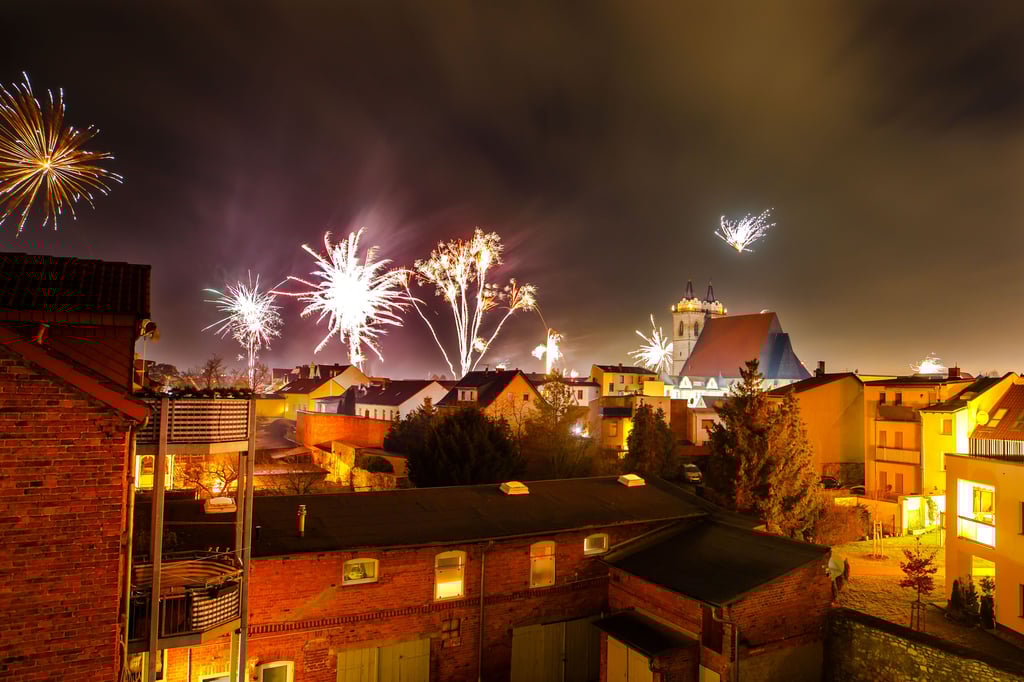 Silvester in Schönebeck-Bad Salzelmen: So wie hier an der Johanniskirche erleuchtete der Himmel an vielen Orten im Salzland. Die Menschen ließen sich vom Feuerwerks-Verkaufsverbot nicht abschrecken.