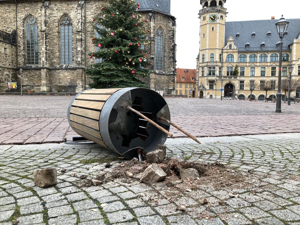 Am Marktplatz in Köthen wurde ein Mülleimer aus seiner Verankerung gerissen.