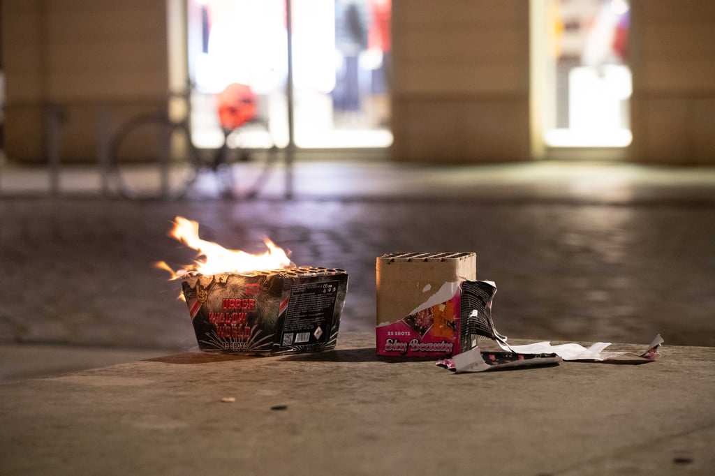 Reste eines Silvesterfeuerwerks am Straßenrand.