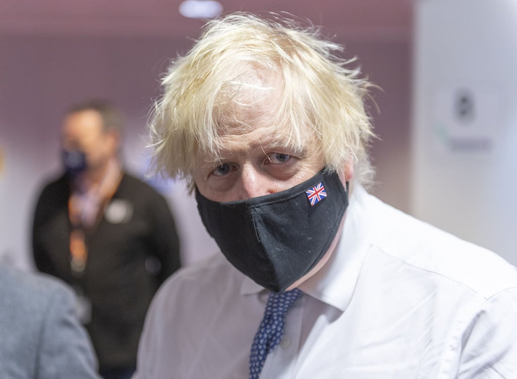 Premier Boris Johnson beim Besuch eines Corona-Impfzentrums.