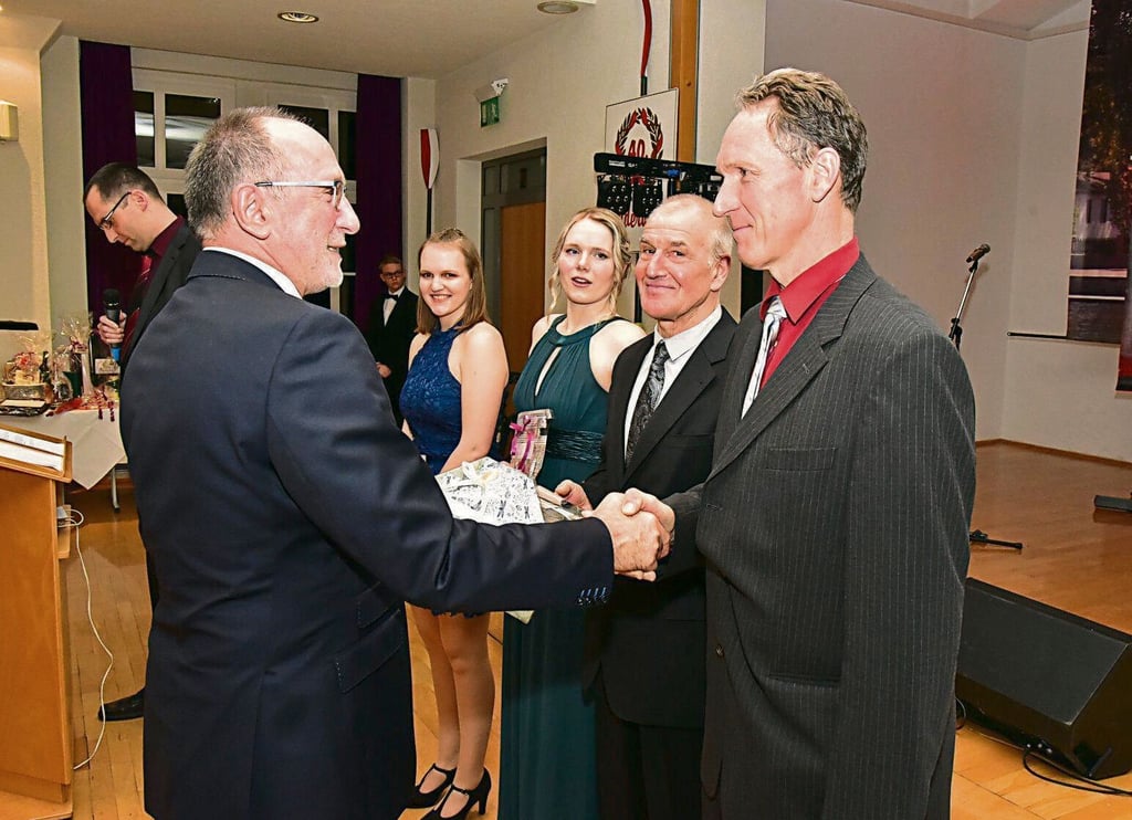 Oberbürgermeister Henry Schütze (links) zeichnete für sportliche Erfolge und die Arbeit im Verein Günter Rudolf, Gerhard Hartkopf, Ulrike   Michelbrink und Celina Stözer (von rechts)  aus. Solche Ehrungen wird es wieder nicht geben.