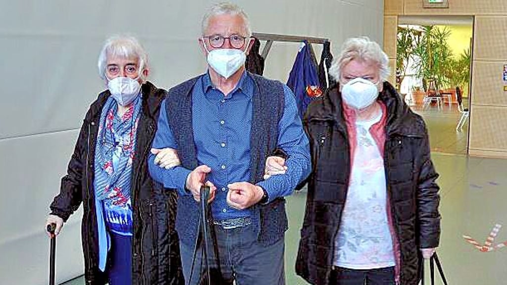 Fürsorglich: Bernd Nimmich begleitet Seniorinnen zum Impfen.