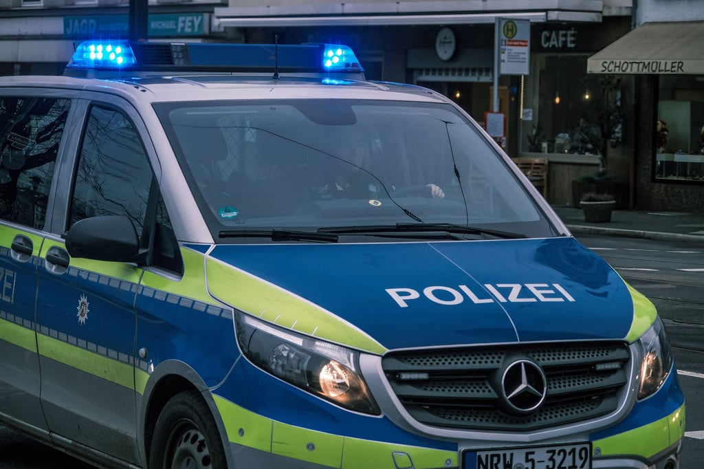 Ein Einsatzwagen der Polizei steht in Düsseldorf.