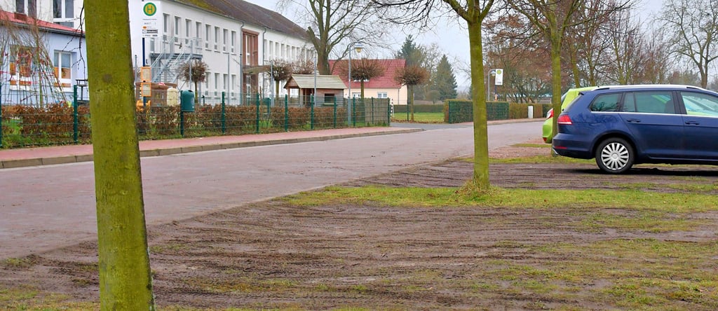 Der Rasen ist zerfahren: Dies soll vor der Schule und der Kita kein Dauerzustand sein, fordert der Fleetmarker Ortschaftsrat.