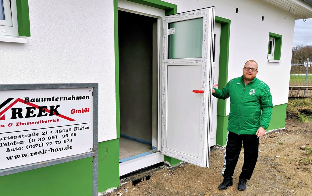 Noch kann Olaf Reek die Zuschauer nicht auf die Toiletten im Geschwister-Scholl-Stadion bitten. Aber ab Ende März soll es soweit sein. Denn wird das kleine Sozialgebäude mit einer viermonatigen Verspätung in Betrieb genommen.