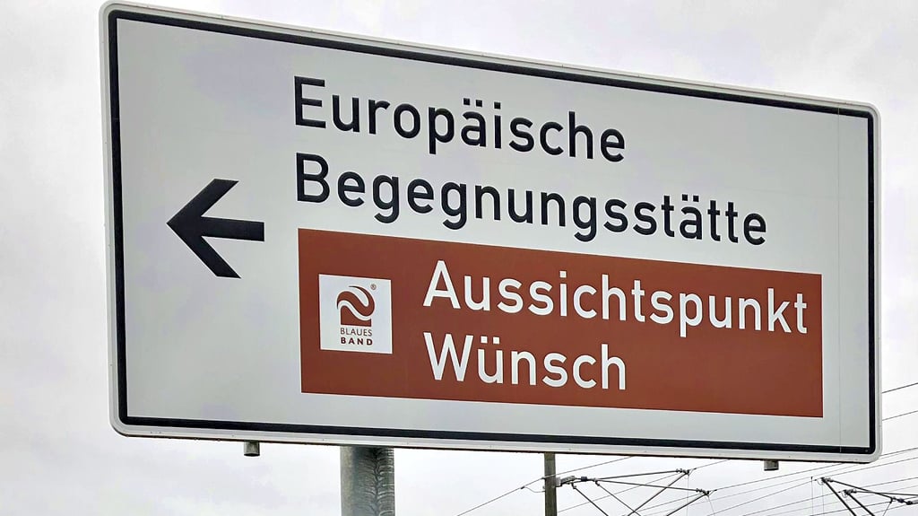 So wie hier am Abzweig zum Parkplatz Wünsch werden mehrere neue Wegweiser aufgestellt.