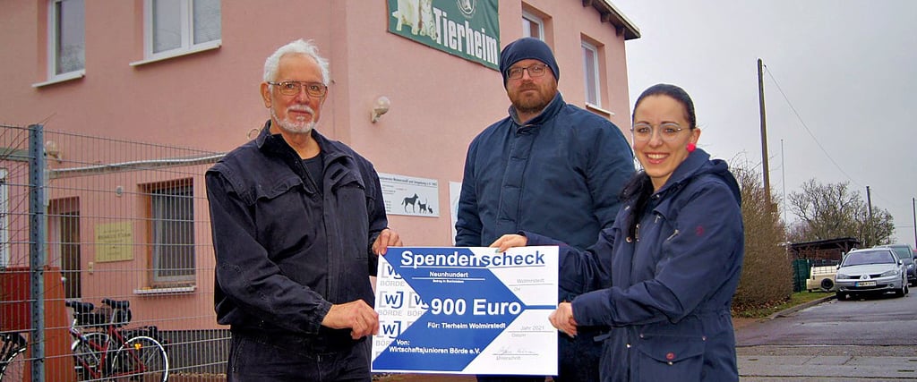 Stefanie (v.r.) und Steffen Fuhrmann von den Wirtschaftsjunioren übergeben Spende an Tierheimleiter Otried Müller.