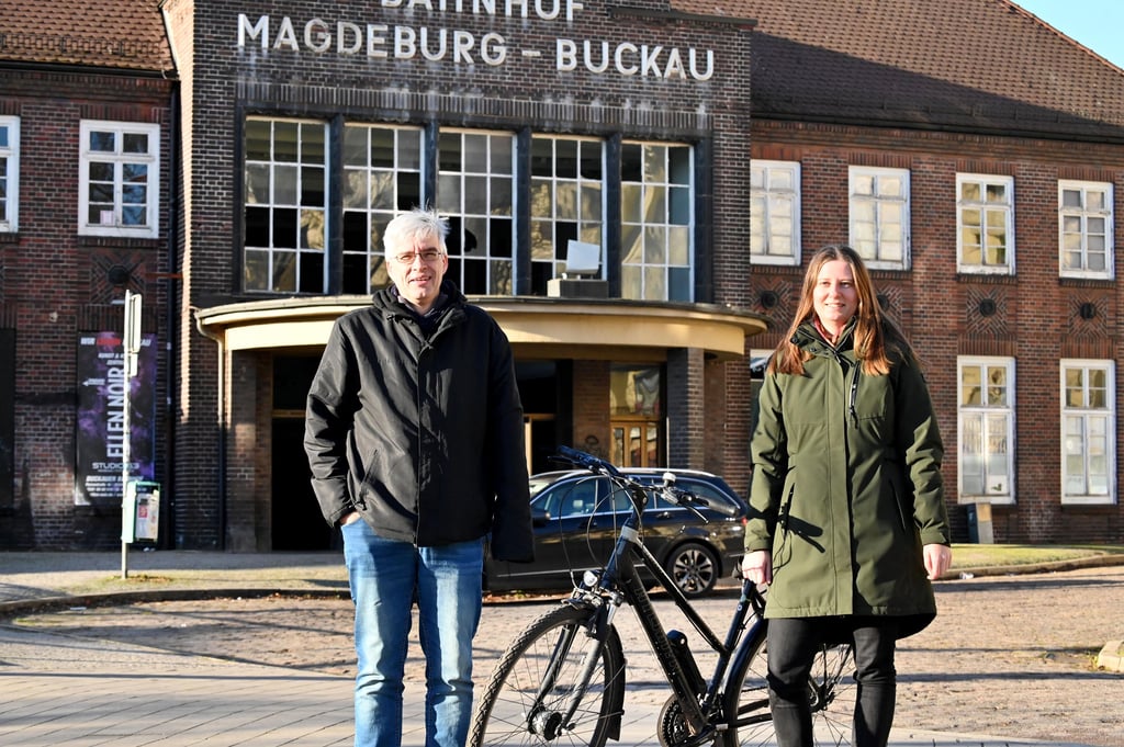 Mit dem Fahrrad zum Zug: Das Grünen-Doppel Madeleine Linke und Olaf Meister bezieht fürs Jahresendporträt der Ratsfraktionsspitzen vorm Bahnhof Buckau Position für eine ökologische Verkehrswende.