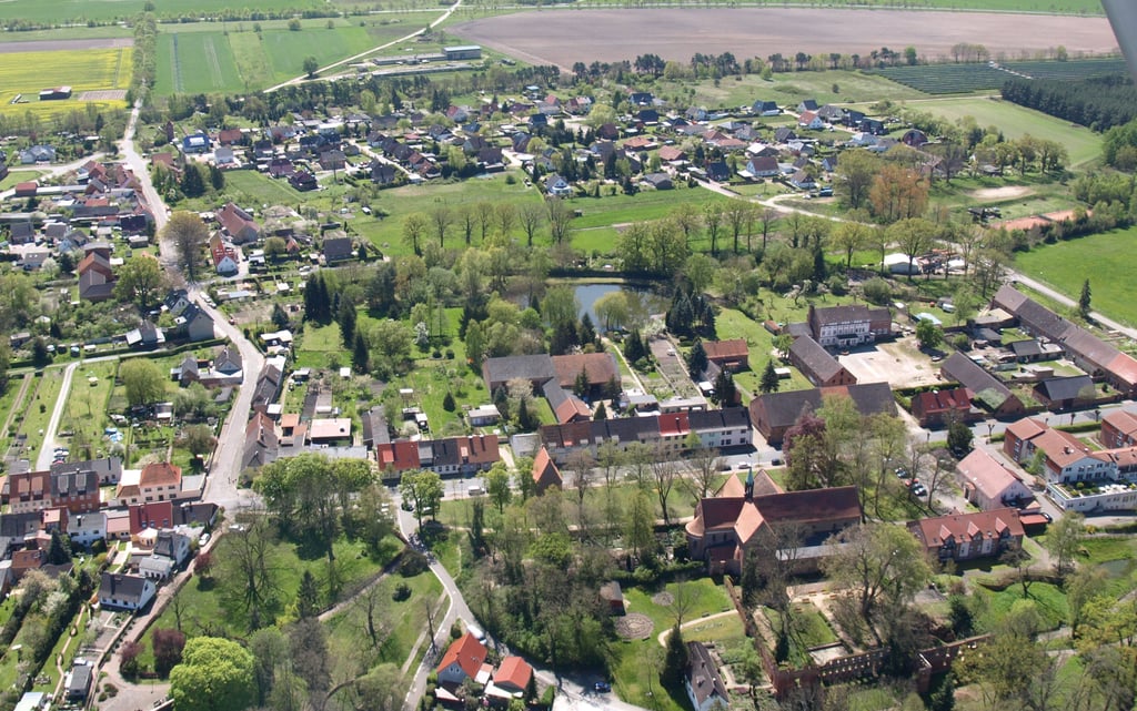Blick aus einem Flugzeug auf einen Teil von Arendsee. Der Leerstand von Gebäuden wurde untersucht.