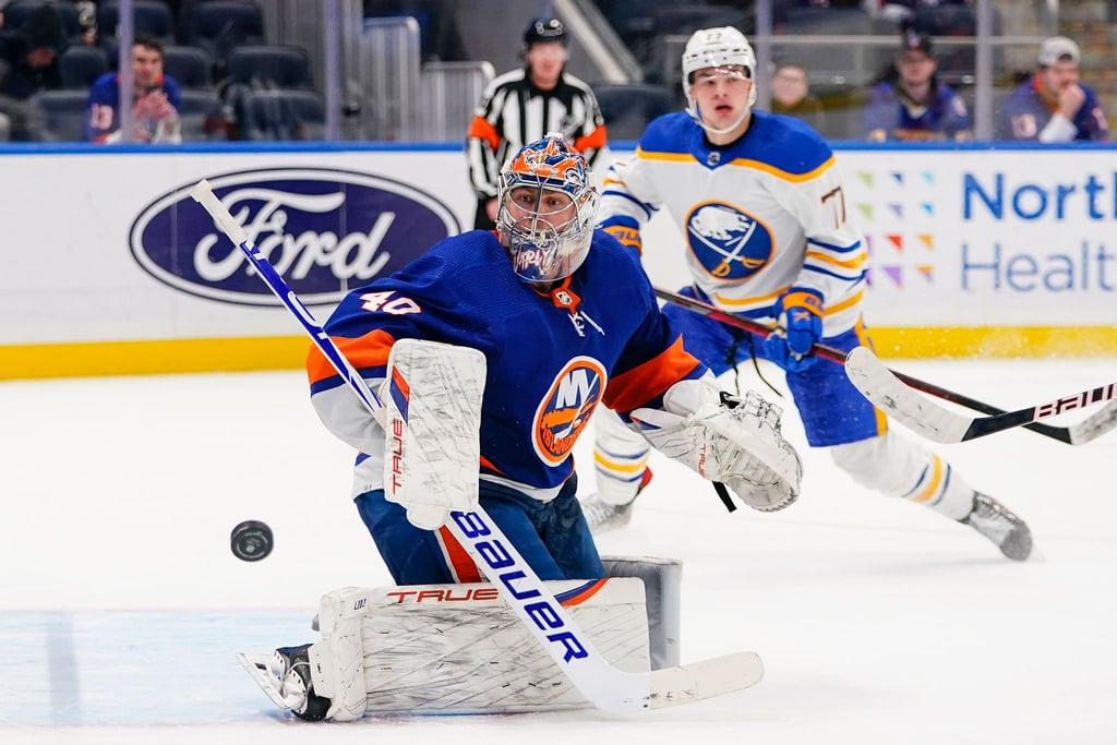John-Jason Peterka (r) verlor mit den Buffalo Sabres bei den New York Islanders um Goalie Semjon Warlamow.