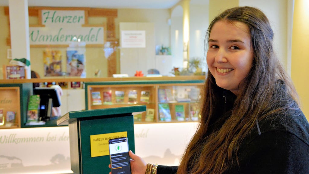Charlotte Dumeier kümmert sich um den neuen Podcast der Harzer Wandernadel, betreut dazu deren Auftritte in sozialen Netzwerken. Auf Instagram verfolgen rund 16.000 Nutzer die Bilder und Videos zu den Stempelstellen.