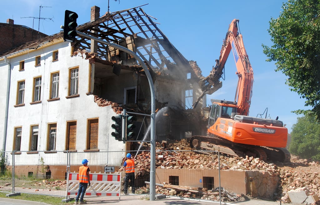 Abrissbagger wie hier bei der Abtragung der alten Brennerei im Sommer 2020 waren 2021 in Rohrberg zwar nicht zu sehen, dennoch gingen die Bemühungen um eine Revitalisierung der Schandflecken an der Ortsdurchfahrt weiter. Im Fokus stehen die Freifläche des ehemaligen Konsums und der Schutthaufen der alten Gaststätte.