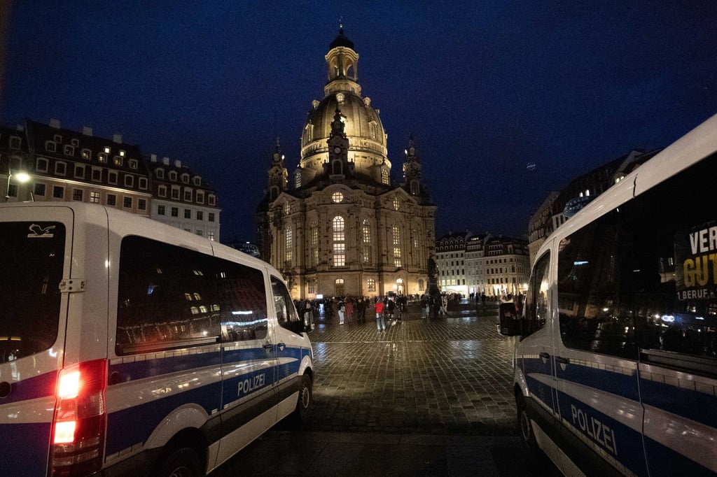 Zwei Streifenwagen der Polizei stehen auf dem Dresdner-Neumarkt.