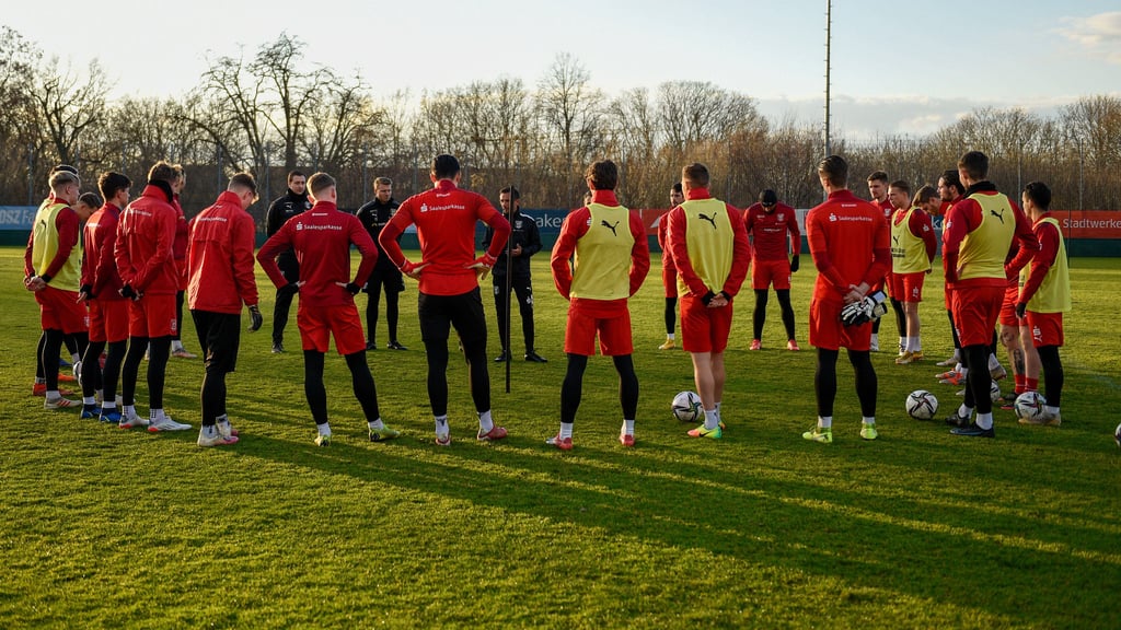 Die HFC-Spieler beim Trainingsstart am Sonntag.