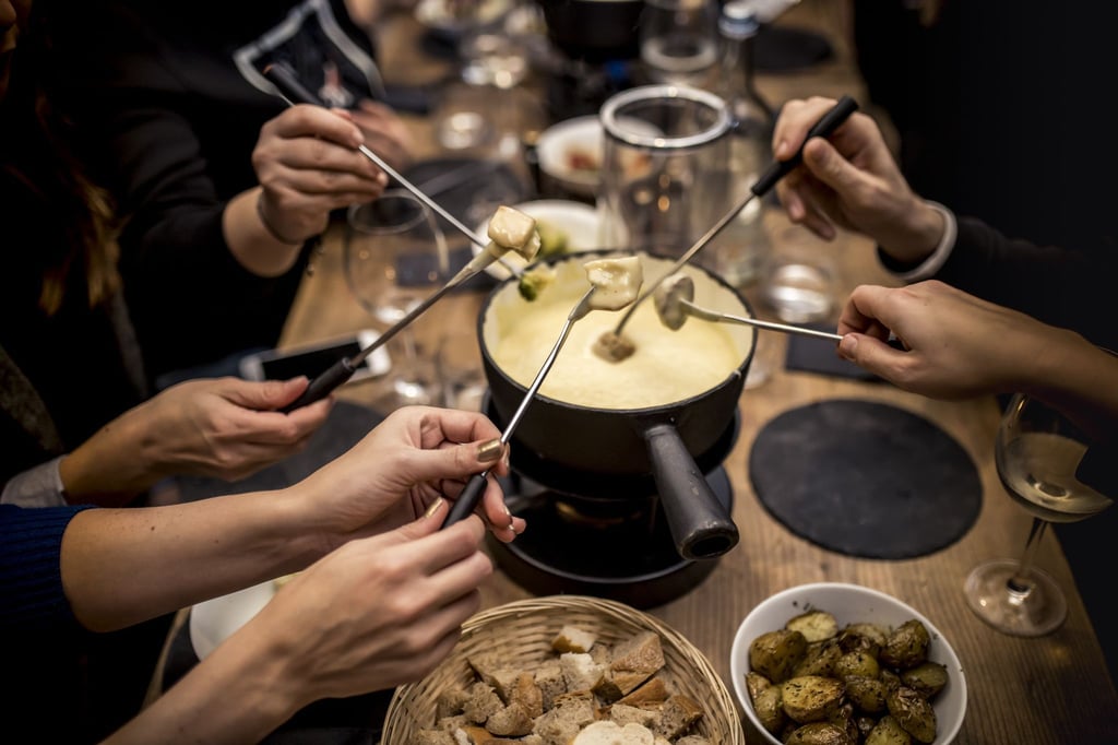 Statt der klassischen Käsemischung aus Gruyère und Vacherin, wie es in der Schweiz Tradition ist, kommt in der Berliner Fondue-Hütte Emmentaler ins Käsefondue.