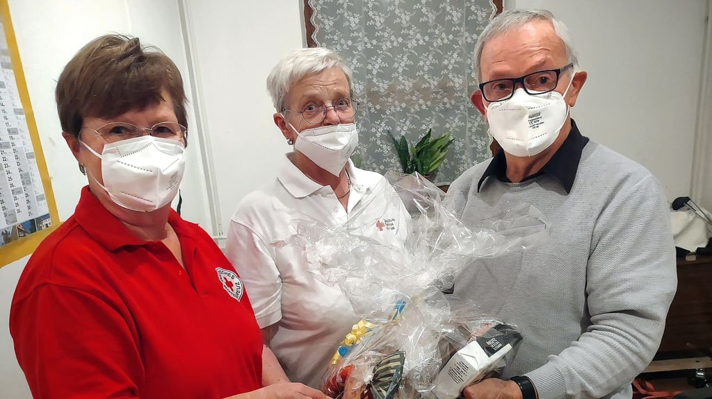 Zum letzten Mal war Jürgen Gennermann am 13. Dezember als Teamarzt in Havelberg im Einsatz. Von Annerose Liedtke (links) und Annegret Steffen vom DRK-Ortsverein wurde er dabei würdig aus diesem Amt verabschiedet.