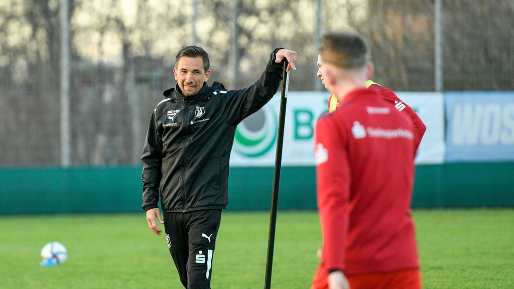Der neue HFC-Trainer André Meyer lernt sein Team auf dem Trainingsrasen kennen.