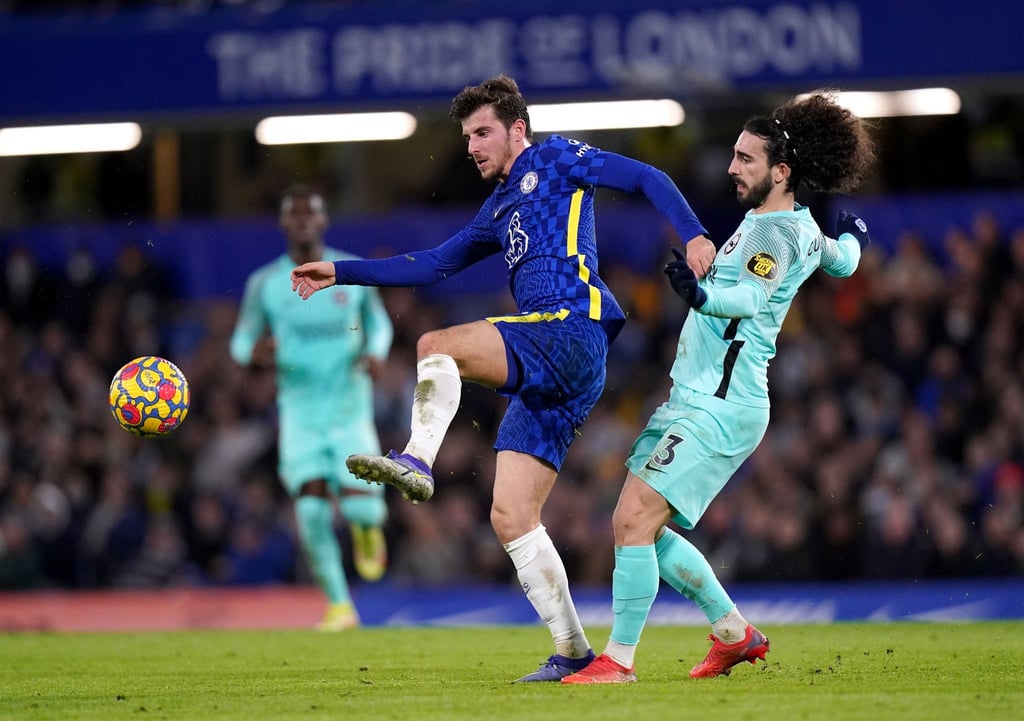 Chelseas Mason Mount (l) in Aktion gegen Marc Cucurella von Brighton.