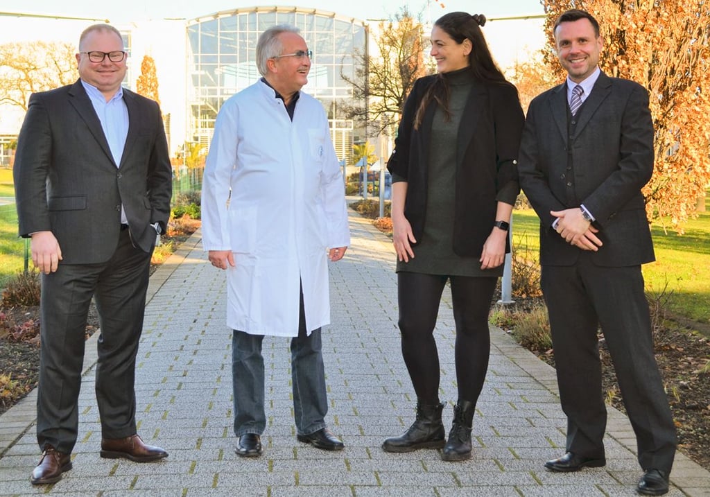 René Rottleb und Volker Baumgarten begrüßen Nadia Anastasiou und Francis Nauck (v.l.) vor dem Klinikum in Bitterfeld.