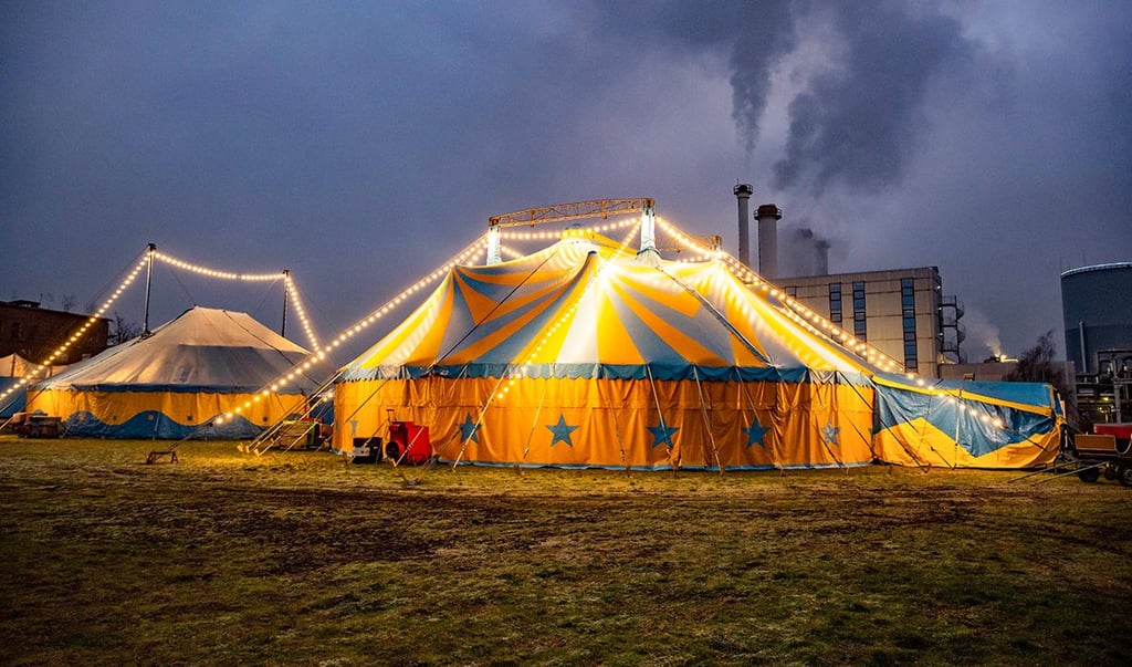 Der hell erleuchtete Weihnachtszirkus auf der Kraftwerkswiese.