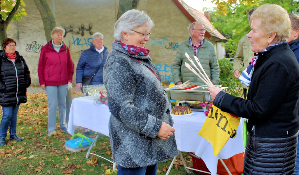 Steffi Trittel (r.), Bürgermeisterin der Gemeinde Hohe Börde, überreichte anlässlich der Eröffnung der ersten sieben Stationen der Dorfschätze-Tour durch Niederndodeleben einige nützliche Geschenke an die Vereinsvorsitzende Christel Westerholz.