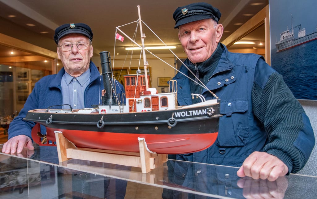 Dieter Herrmann (links) und Hans Friedrich haben im Roßlauer Schiffermuseum für das Modell vom Schleppdampfer „Woltman“ ein Plätzchen reserviert.