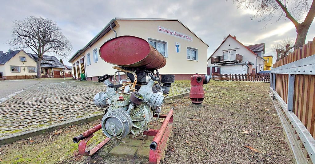 Genügend Platz ist am Feuerwehrgerätehaus Rogätz, um für die Wasserwehr einen Garagentrakt anzubauen.