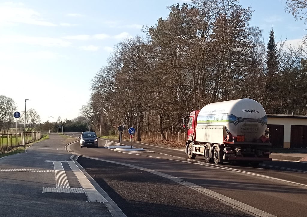 Freie Fahrt haben auf der erneuerten Landesstraße 52 in Lostau jetzt auch die Brummis wieder.