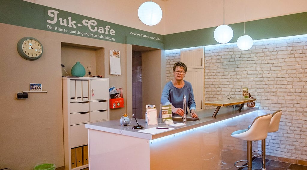 Das Jugendkontaktcafé im Haus der Jugend in Zeitz ist umgestaltet worden. Die Räume sind nun heller und moderner. Mitarbeiterin Heike Friedrich gefällt das neues Arbeitsumfeld.