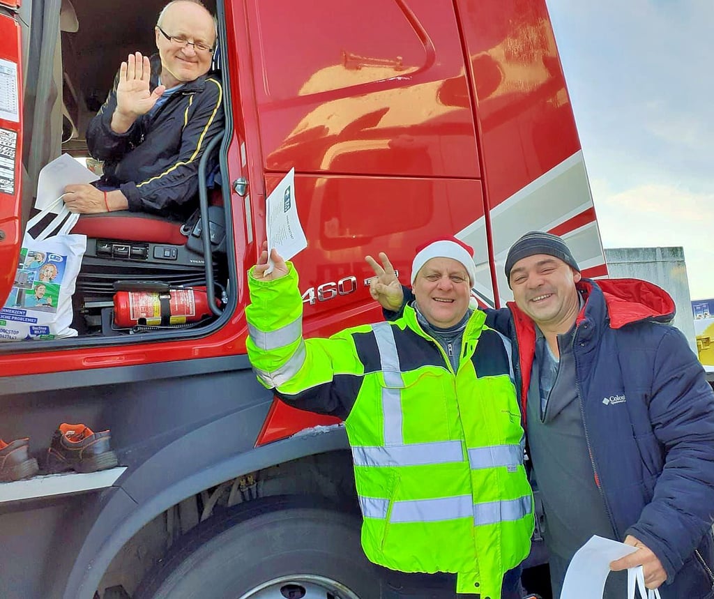 An den Weihnachtsfeiertagen überraschten Jörg Hinze (Mitte) und weitere Helfer rund 300 Trucker entlang der A2 mit kleinen Geschenken. Die waren von der Initiative „Doc Stop" gesponsert worden.