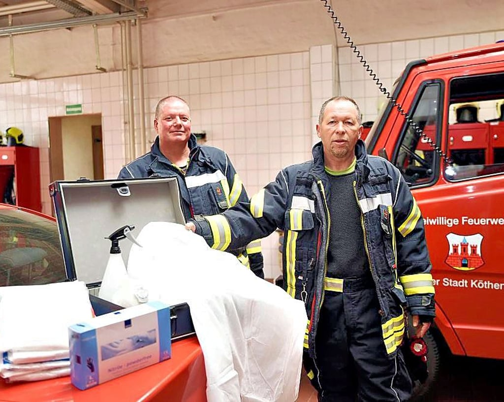 Einen Corona-Notfallkoffer haben Heiko Schmidt und Yves Kluge (v. li.) von der Köthener Feuerwehr an Bord.