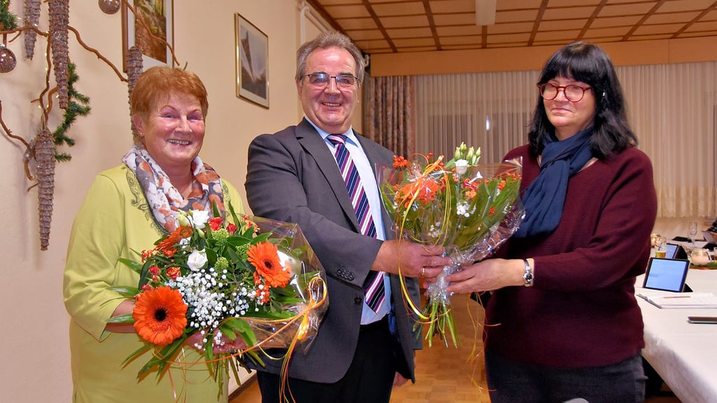 Blumensträuße überreicht Calvördes Bürgermeister Volkmar Schliephake an Gemeinderätin Heidemarie Schweickert (l.) und an Simone Klinzmann, Mitarbeiterin der Verwaltung. Lobende Worte und Blumen gibt es auch für das Gemeindeoberhaupt.