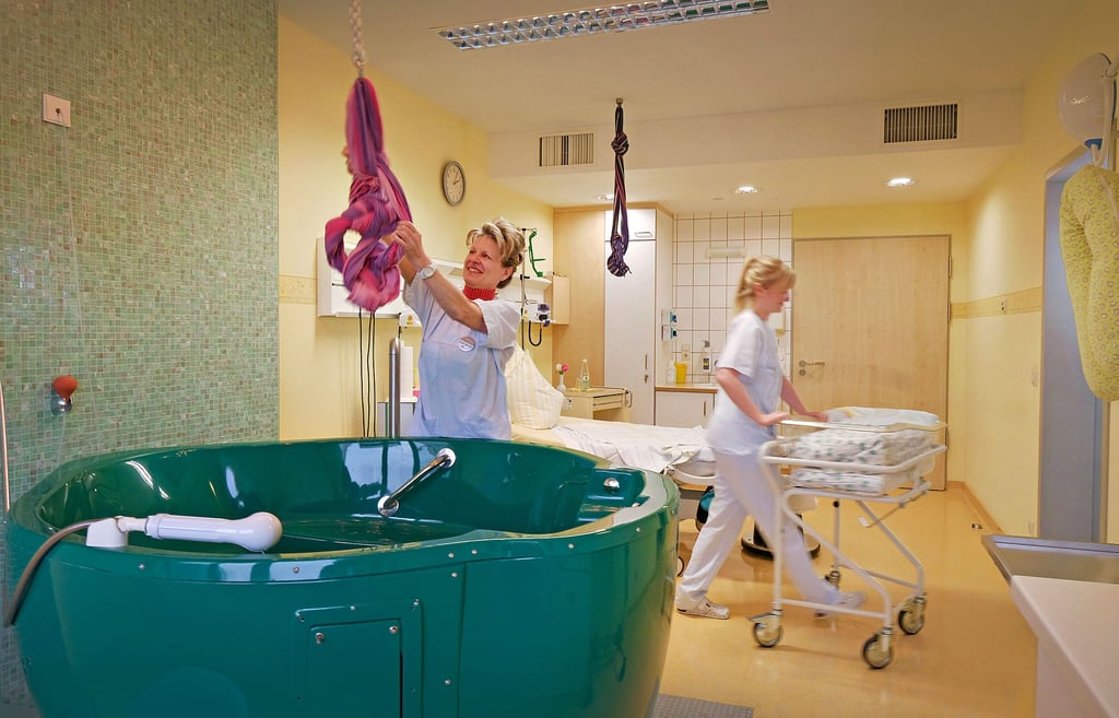 Ein Bild aus der Vergangenheit: Die Hebammen Roma Bender (l.) und Julia Kränkel bereiten den Bitterfelder Kreißsaal vor.