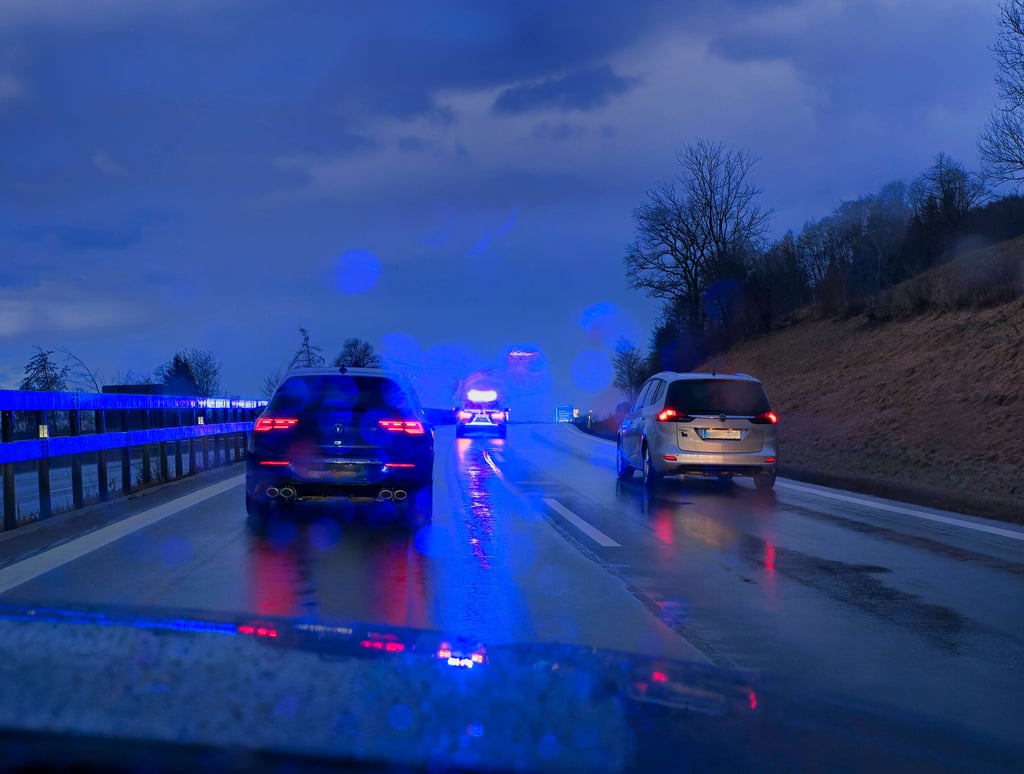 Mit Blaulicht über die Autobahn.