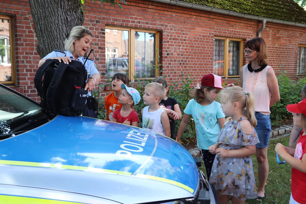 Im Sommer besuchten Mädchen und Jungen mit ihren Erzieherinnen der Kindertagesstätte „Sonnenschlösschen“ die Regionalbereichsbeamten der Gemeinde Elbe-Parey, hier Nadine Mittag.