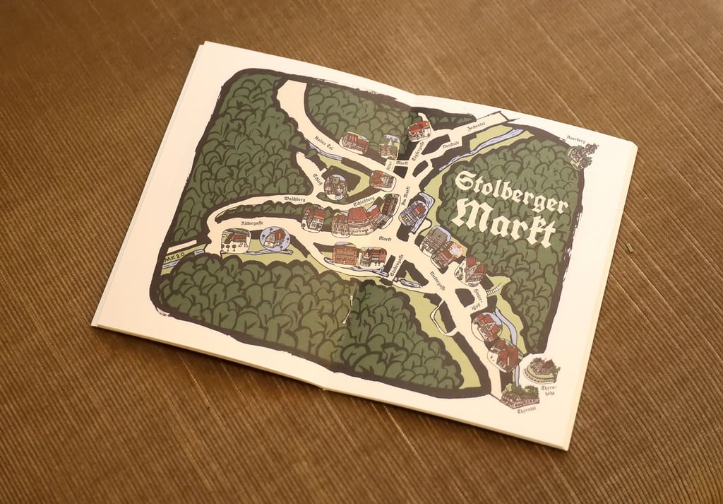 Eine Doppelseite im Kalender zeigt den Stolberger Markt mit seinen markanten Bauten und den abzweigenden Straßen und Gassen.