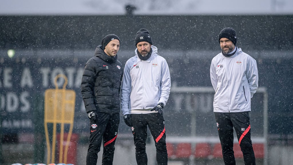 Kein Austausch mehr: Domenico Tedesco bei seinem Einstand mit Marco Kurth. Daneben steht der neue Co-Trainer Max Urwantschky (ganz rechts).