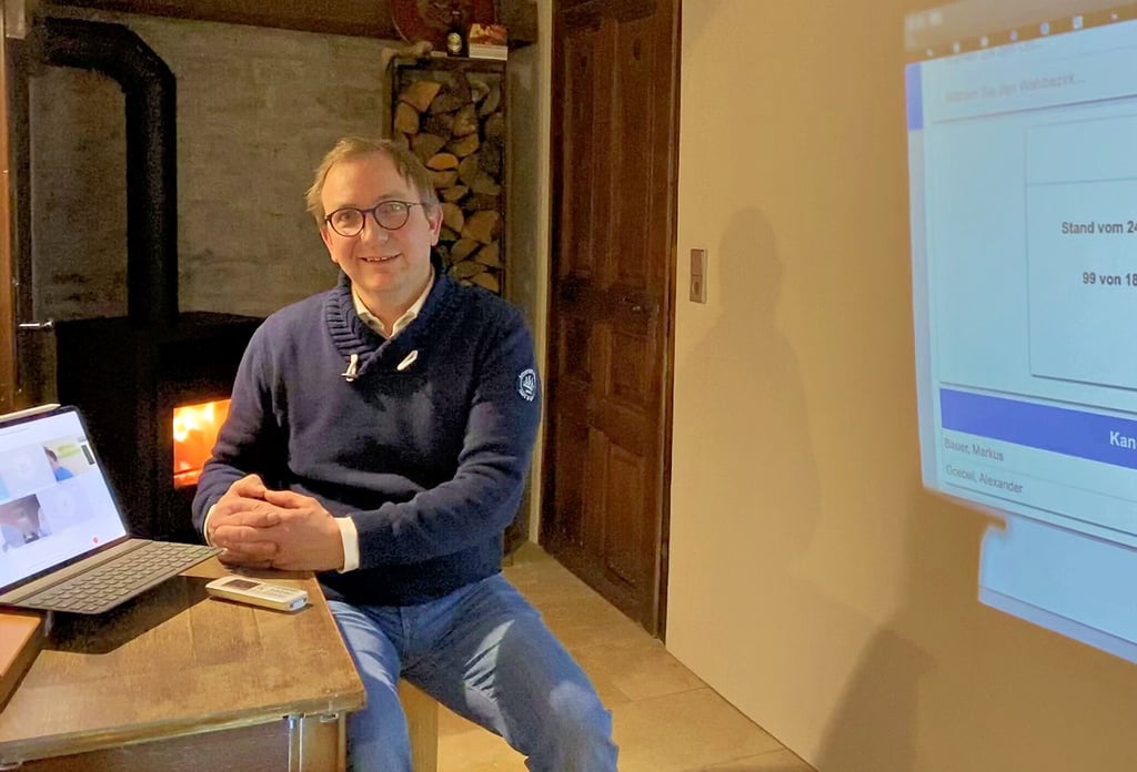 Freude Anfang des Jahres: Landrat Markus Bauer (SPD) hatte die Wahl gewonnen. Er verfolgte zu Hause in Nienburg am Rechner und im Internet, wie die Stimmergebnisse einliefen.