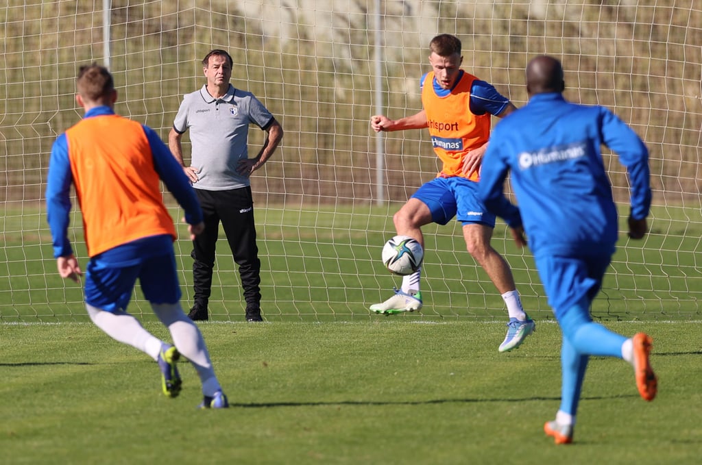 Von der Seitenlinie aus beobachtet Sportchef Otmar Schork bei jeder Einheit genau, was Henry Rorig (am Ball) und die Drittliga-Profis des 1. FC Magdeburg auf dem Trainingsplatz machen.
