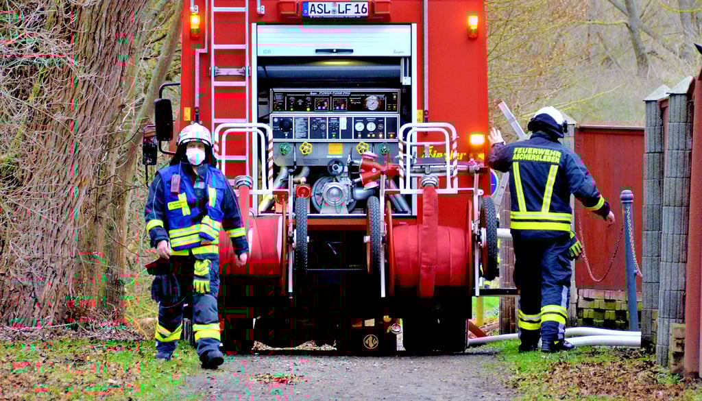 Die Corona-Regeln zwingen auch zum Tragen der Masken im Einsatz, wie hier Silvester, wenn Abstände nicht eingehalten werden können.