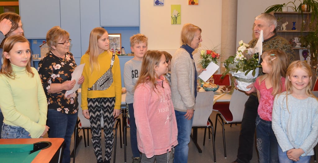 Rolf Müller vom Jugendzentrum Havelberg verabschiedete Betreuerin Veronika Heuke im Jugendclub in Kamern mit einem Präsent. Zudem erhielt sie von den Kindern und Jugendlichen je eine Blume, Betreuerin Petra Güldenpfennig hatte zudem ein Gedicht dabei, welches Johann Leue verfasst hatte.