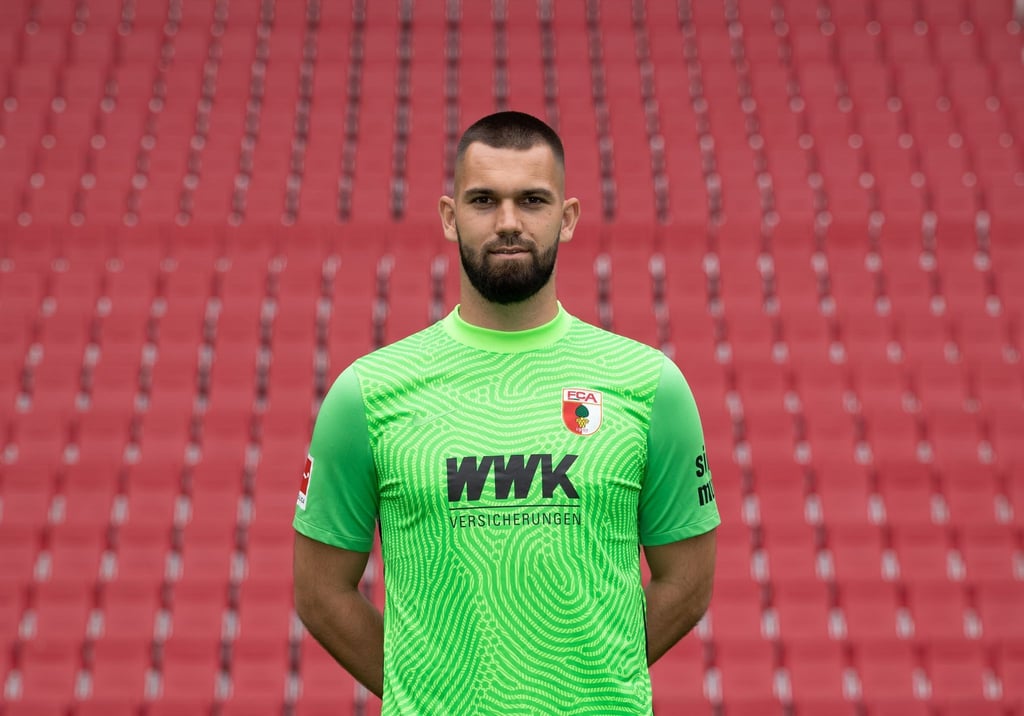 Augsburgs Torhüter Tomas Koubek fällt nach Corona-Infektion aus.