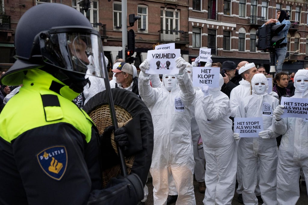 Menschen protestieren in Amsterdam bei einer verbotenen Demonstration gegen die Corona-Politik. Die Niederlande befinden sich derzeit in einem harten Lockdown, der noch bis mindestens Mitte Januar dauern soll.