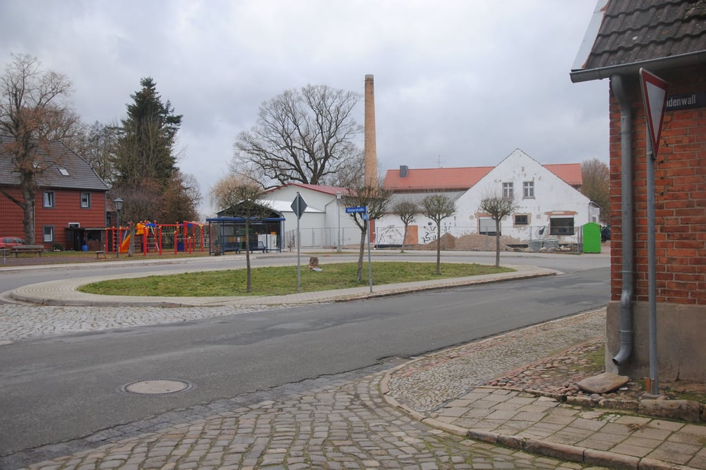 Wie können Autofahrer an der unübersichtlichen Dorfplatz-Kreuzung in Apenburg zum Langsamfahren angehalten werden? Darüber wird immer noch diskutiert.