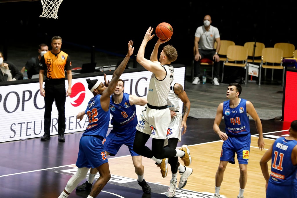 Die Basketballer vom Syntainics MBC können hier den Chemnitzer Jonas Richter nicht am Wurf hindern.