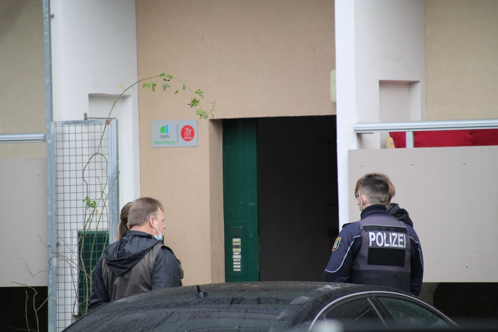 In der Azaleenstraße in Neustadt haben Kriminaltechniker Spuren gesichert. Ihre Auswertung dauert noch einige Zeit.