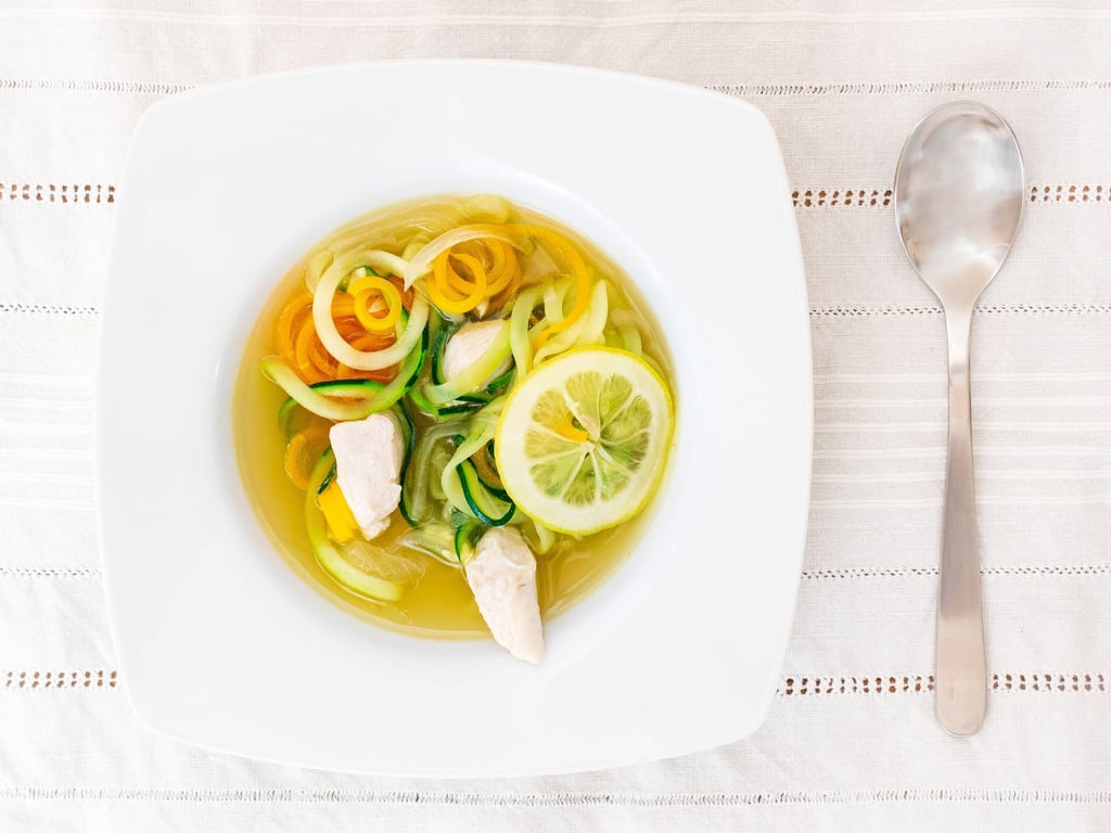 Für die zitronige Hühnersuppe bringt Food-Bloggerin Thyra Zucchini und Möhren mit einem Spiralschneider in Spaghetti-Form.